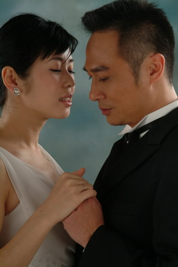 为《双食记》拍婚纱照余男吴镇宇深情对视(图)