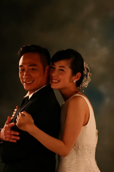 为《双食记》拍婚纱照余男吴镇宇深情对视(图)