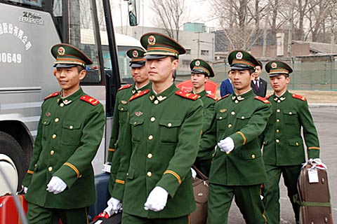 组图:首都国际机场工作人员辛勤服务为“两会”