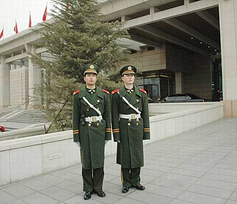 组图:首都国际机场工作人员辛勤服务为“两会”