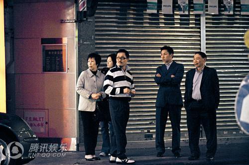 无娇妻陪伴找好友解闷 狄波拉老公自娱自乐