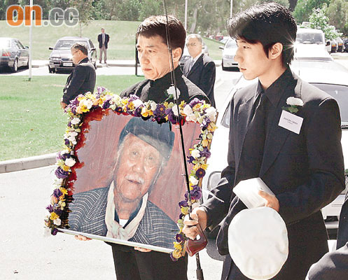 “龙爸爸”昨日澳洲落葬 成龙墓前哭送亡父(图)