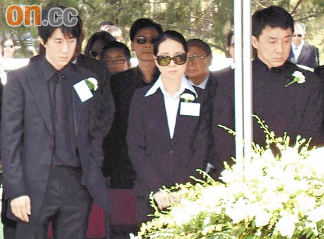 “龙爸爸”昨日澳洲落葬 成龙墓前哭送亡父(图)