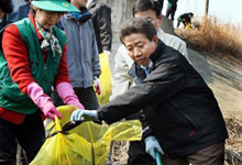 韩前总统回乡与村民捡垃圾