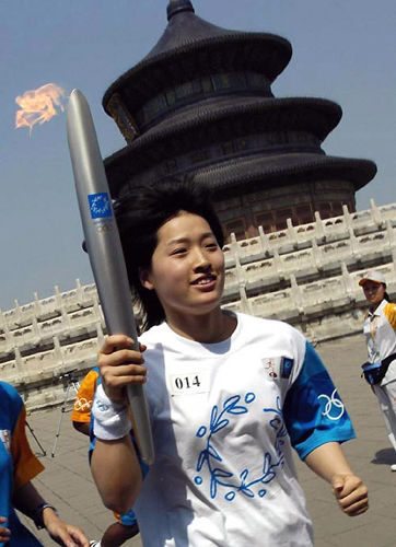 罗雪娟成中国奥运火炬第一人 创火炬传递历史