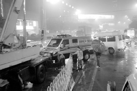 运钞车撞飞护栏砸中价值百万轿车(图)