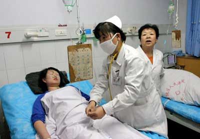 3月27日3时29分,伤员在吐鲁番地区人民医院接受治疗。(特派记者刘俊刘新华通讯员张志强摄)