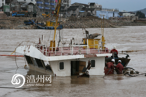 千吨运沙船撞桥沉没 今朝被打捞出水面(组图)