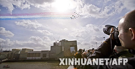 组图:英国皇家空军建立90周年飞行表演