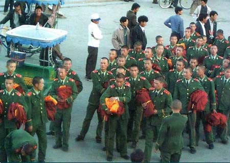 达赖用旧照片诬称中国军人假扮喇嘛(组图)