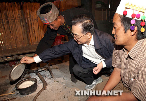 组图:总理看望德宏少数民族群众