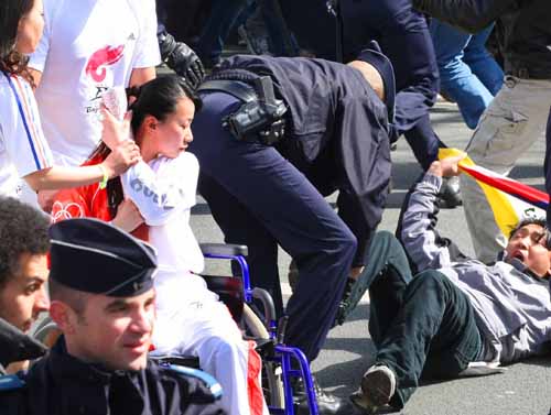 图文-残疾火炬手誓死捍卫奥运圣火 冷对
