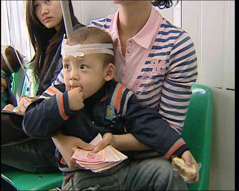 我不要捐款,我只想找个工作给儿子治病_治病_