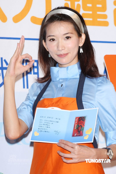 组图:林志玲示范乳房自我检查感情婚期成焦点