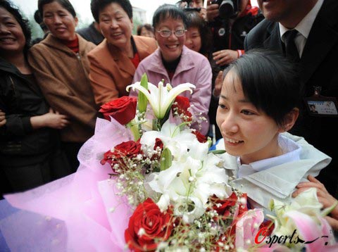 图文-金晶回到上海受热烈欢迎 美丽鲜花送给她