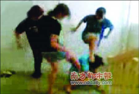 三名黑衣女将女生打倒在地。