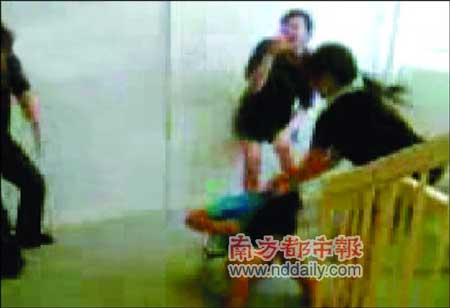 脚踢,拉头发,虐打女生。