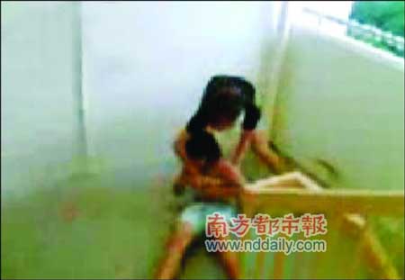 一女生扒掉被打女生的上衣。