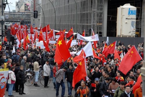 图文-全球华人护圣火柏林游行 柏林街头红色海洋