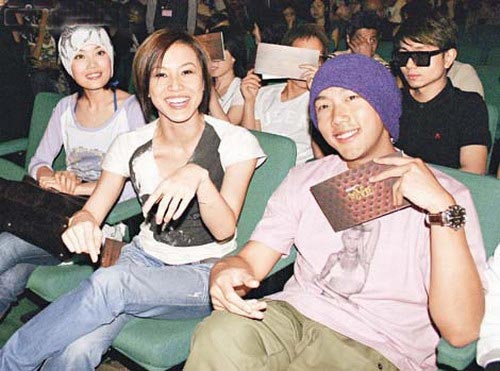 何韵诗不介意公开年龄结伴容祖儿看同性恋话剧