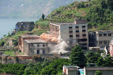 组图:三峡库区湖北秭归古镇进行最后一爆