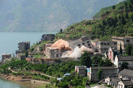 组图:三峡库区湖北秭归古镇进行最后一爆