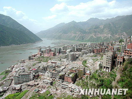 组图:三峡库区湖北秭归古镇进行最后一爆