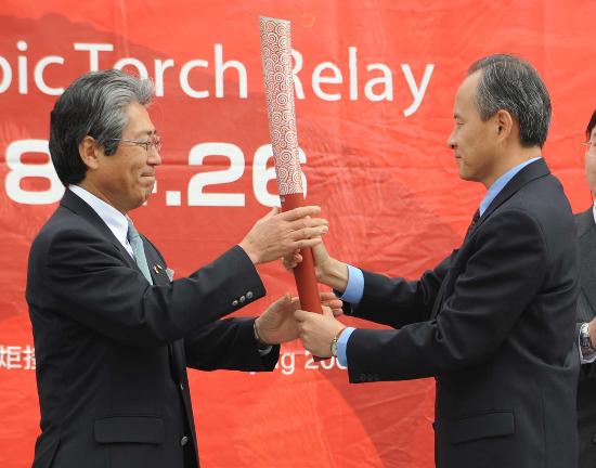 图文-北京奥运会火炬在长野传递 中日双方递交祥云