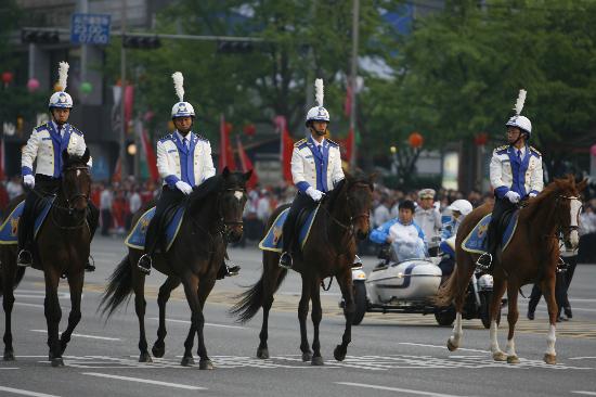 这是护卫奥运圣火传递的韩国骑警.新华社记者张军摄