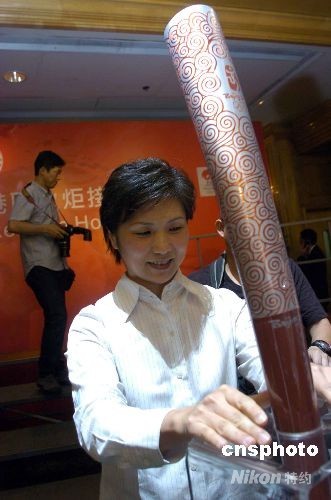 香港奥运火炬手集体亮相 荣幸光荣是“共同语”(图)