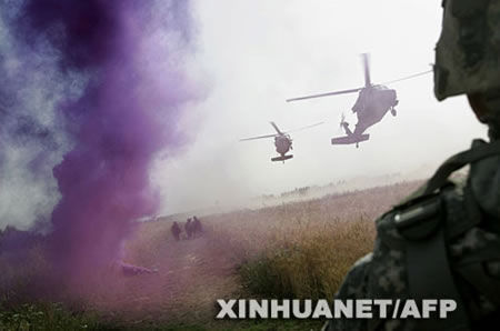 5月2日,驻伊美军的武装直升飞机在伊拉克首都巴格达西南地区配合地面的美国士兵和伊拉克安全部队开展军事突袭行动。新华社/法新