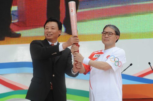 图文-北京奥运圣火在香港传递 霍震霆接过“祥云”