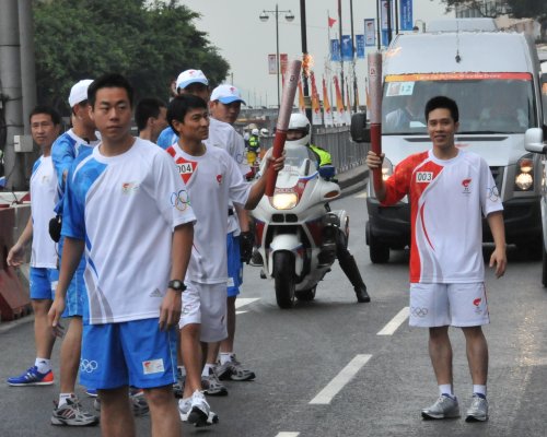 图文-北京奥运圣火在香港传递 刘德华接过圣火