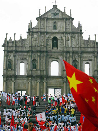 图文-奥运圣火在澳门传递 大三巴牌坊前观众无数