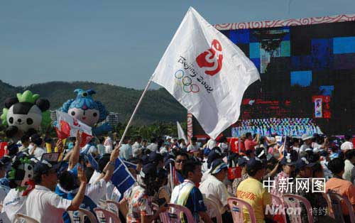 三亚圣火传递沿途气氛热烈 当地群众夹道欢迎