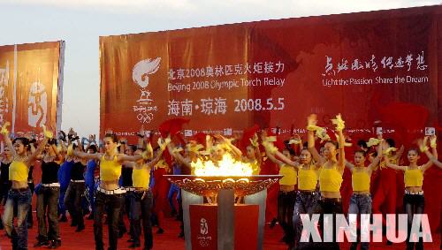 奥运圣火海南传递体现多站特色 五指山脚下激情四射
