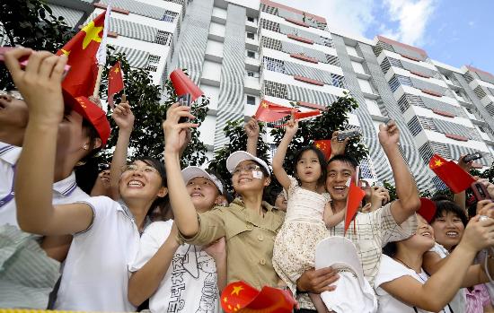 图文-2008年奥运会火炬在海口传递 观众为奥运呐喊