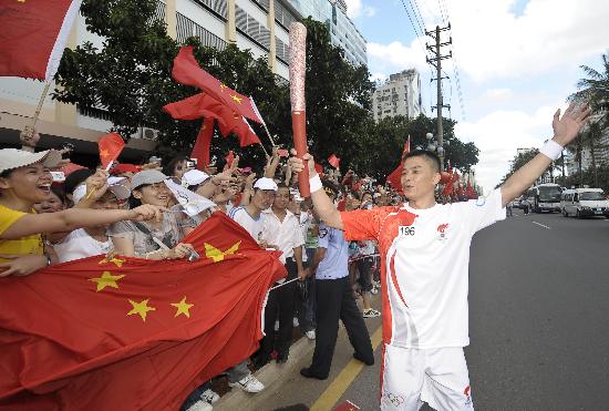 图文-2008年奥运会火炬在海口传递 吴天雷极其亢奋