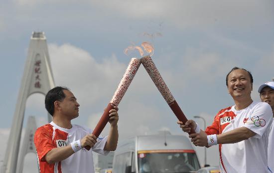 图文-2008年奥运会火炬在海口传递 圣火移交下一棒