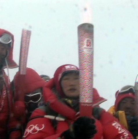 图文-北京奥运圣火成功登顶珠峰 次仁旺姆手持火炬