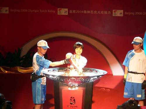 深圳火炬传递在狂热中结束 明日转场惠州奔福建