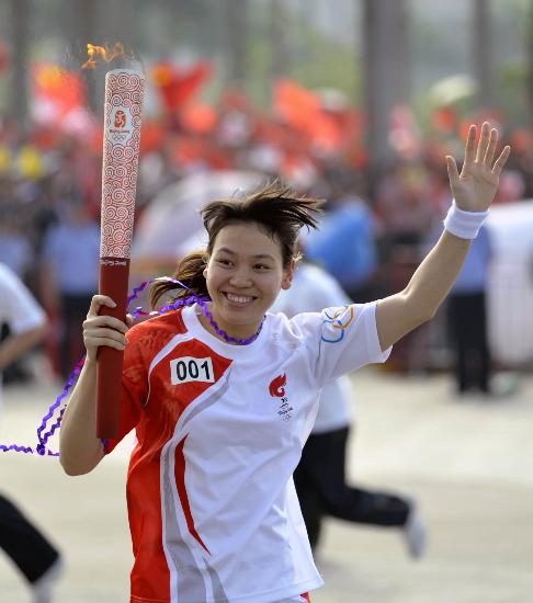 图文-奥运圣火在惠州传递 游泳名将陈秀君首棒