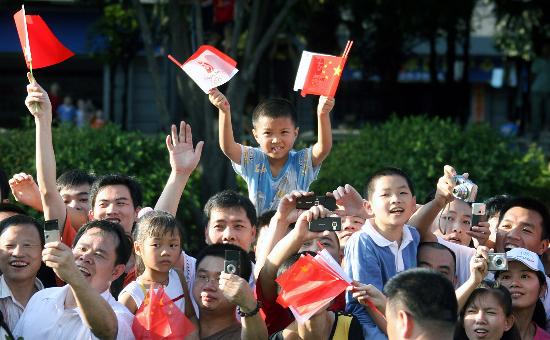 图文-奥运圣火传递活动在深圳举行 小朋友挥舞国旗