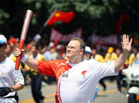 图文-北京奥运圣火在深圳传递 德克手持火炬传递