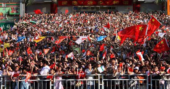 图文-北京奥运圣火在深圳传递 熙熙攘攘的人群