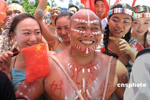 图文-北京奥运圣火深圳传递 民族演员为传递欢呼