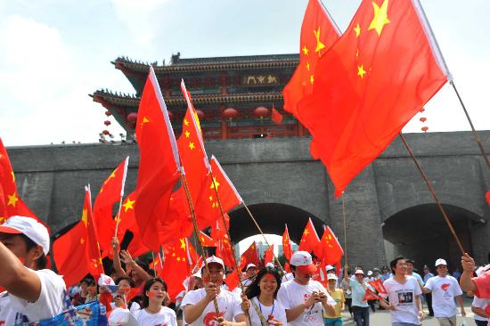 图文-奥运圣火在惠州传递 一起汇成红旗的海洋