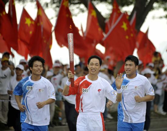 图文-奥运圣火在惠州传递 黄辉球传递喜不自禁