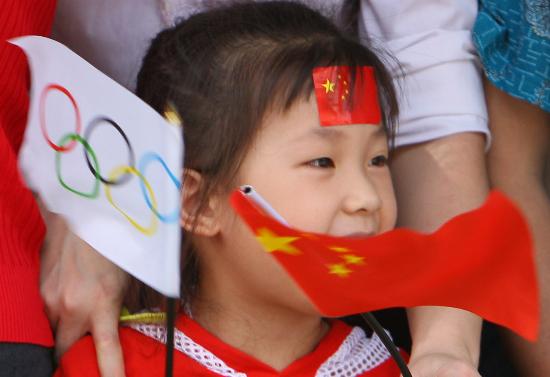 图文-奥运圣火在惠州进行传递 小女孩为奥运加油