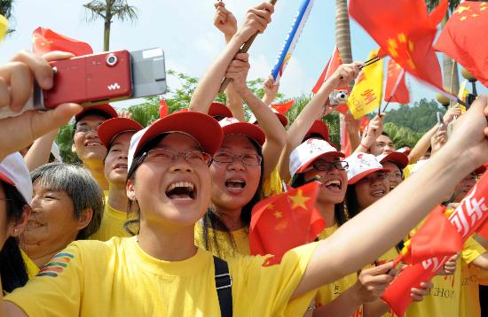 图文-奥运圣火在惠州进行传递 五星红旗迎风飘扬
